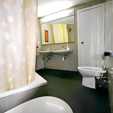 Hotel En Edificio Europa Solo Familia